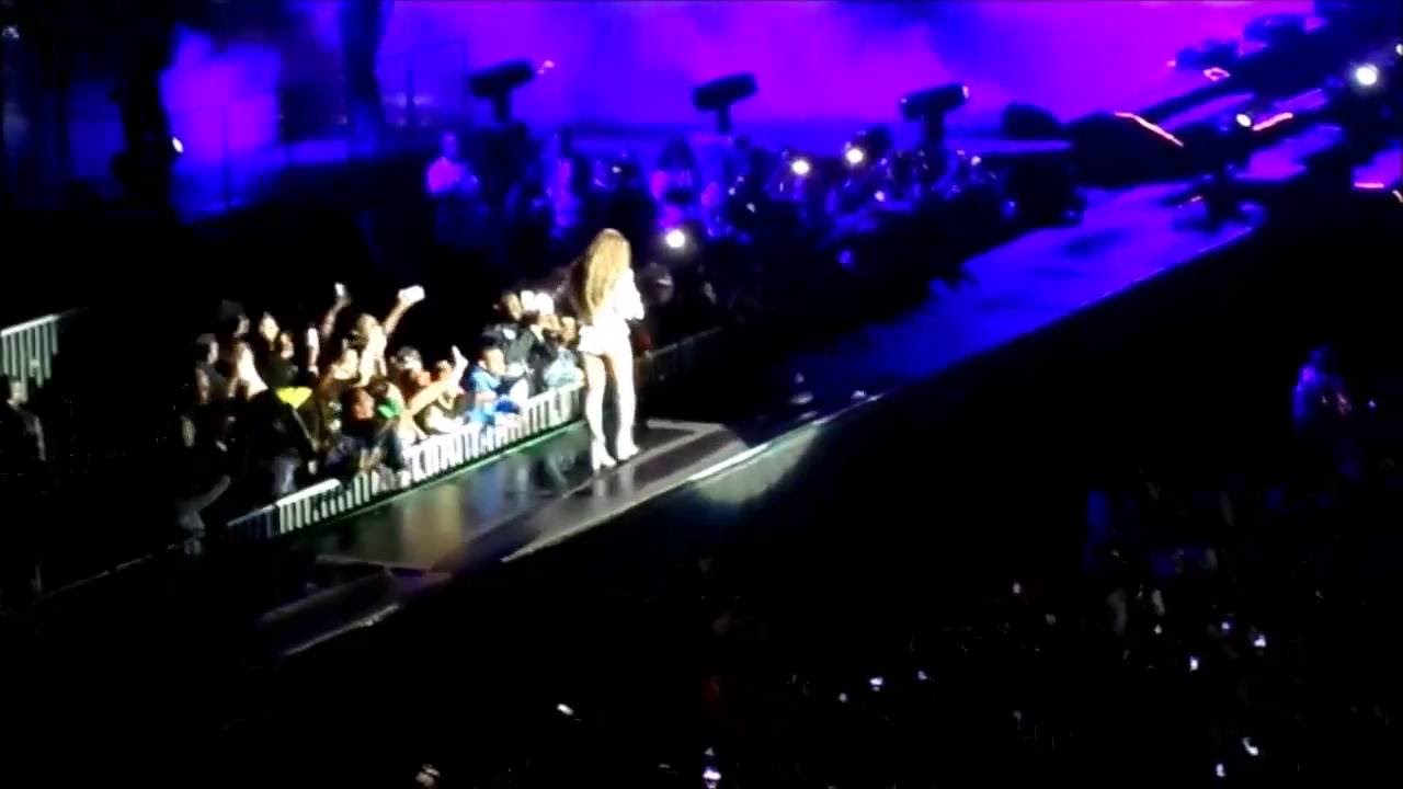Beyonce All Night Long Live-and the guy with her sweat on a towel ...