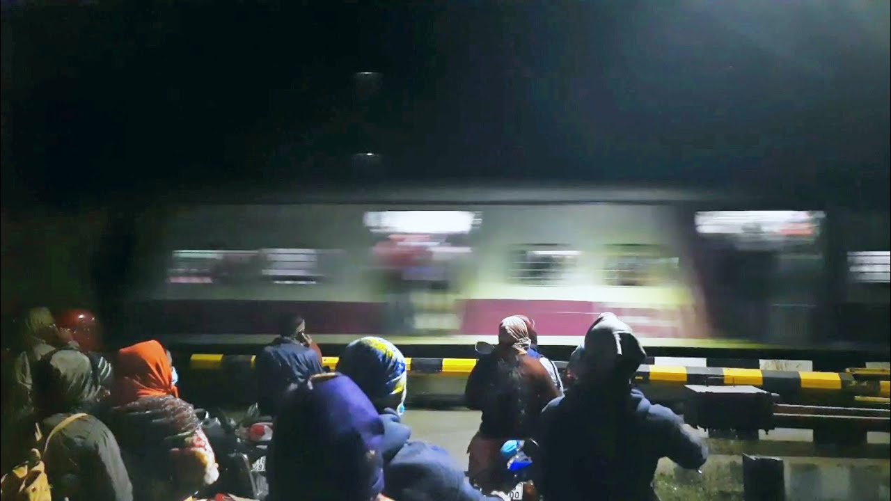 Very Busy Railgate | Bandel Katwa Local Train Passing The Railgate At Night | busy railgate | trains