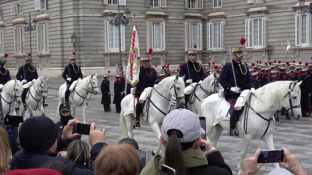Pascua Militar 2025 en Madrid:  Salvas de Honor y Desfile-Retirada de la Guardia Real.