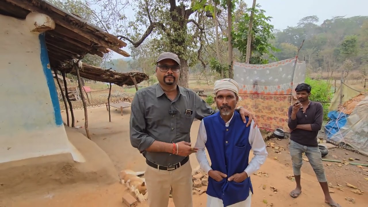 Tiger को अकेले ही दौड़ा दिया हाथ में कुदाली ले कर । बाघ के बीच रहने वाले जंगल के निवासी । Tiger