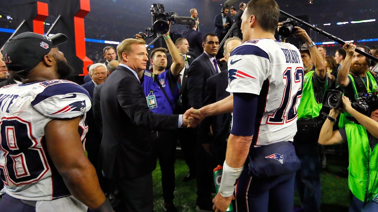 Tom Brady and Roger Goodell handshake after SB51