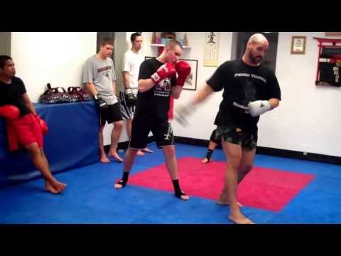 Tutorial sobre el Muay Thai Spinning Volver Puño - puño martillo