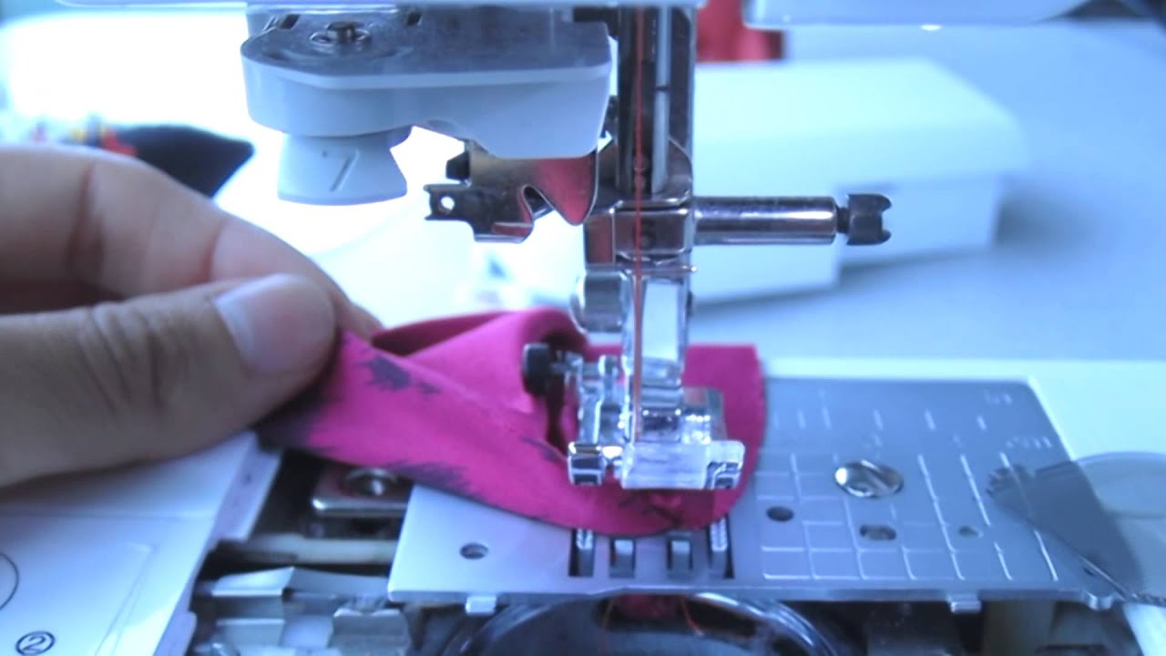 Tela atorada con la aguja en la maquina de coser - YouTube