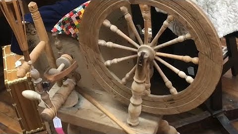 “completely intact” SPINNING WHEEL (flyer, bobbin, wirl, orifice, hooks)
