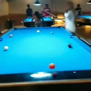 Hijaber cantik jago main biliyard