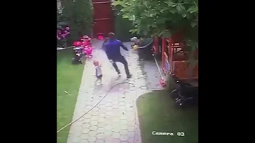 МУЖЧИНА СПАС РЕБЁНКА, НА КОТОРОГО НАБРОСИЛАСЬ УЛИЧНАЯ СОБАКА / A man saved a child from a dog