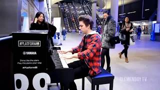 Gringo Tocando Música No Piano Ao Pubico