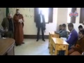 محافظ المنيا يختبر طلاب الفصل