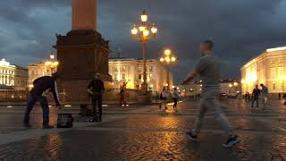 Песня &quot;Беспечный ангел&quot;. Гитарист на Дворцовой площади, Санкт-Петербург