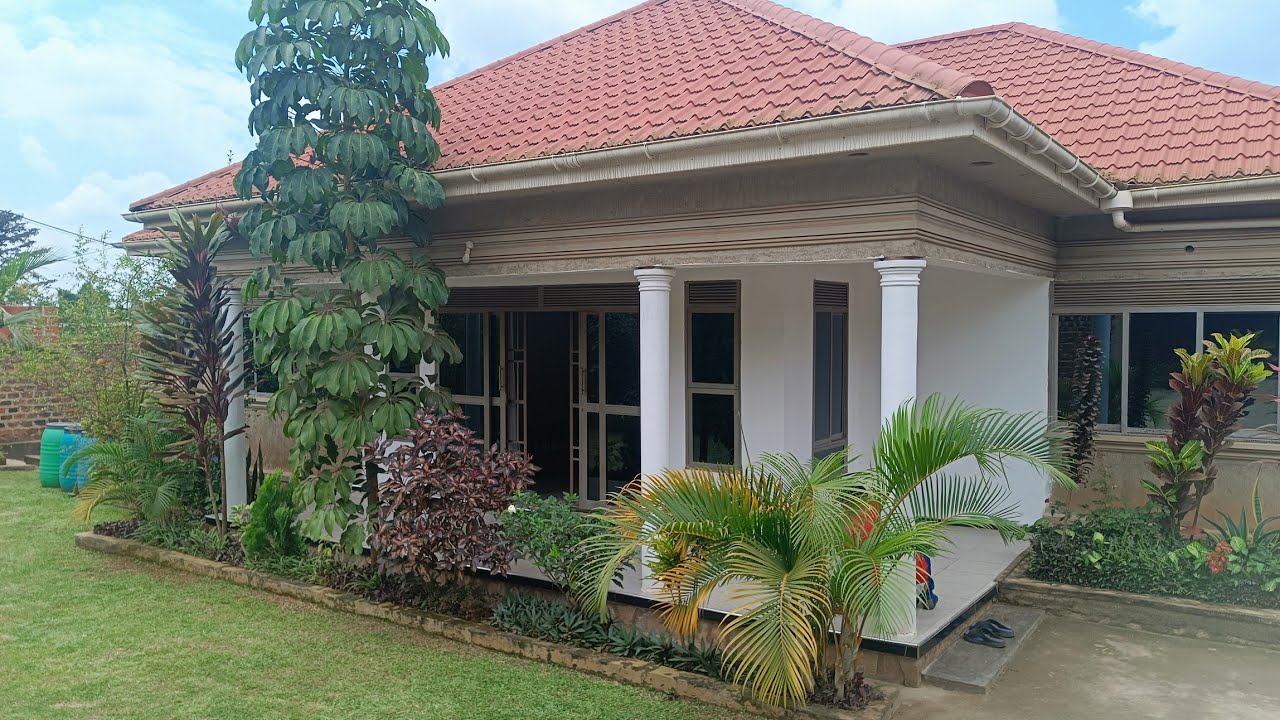 PRICE DEDUCTED FROM 185M TO 145M HOUSE ON SALE IN WAKISO NKOOWE 13MILES FROM KAMPALA CITY CENTER 