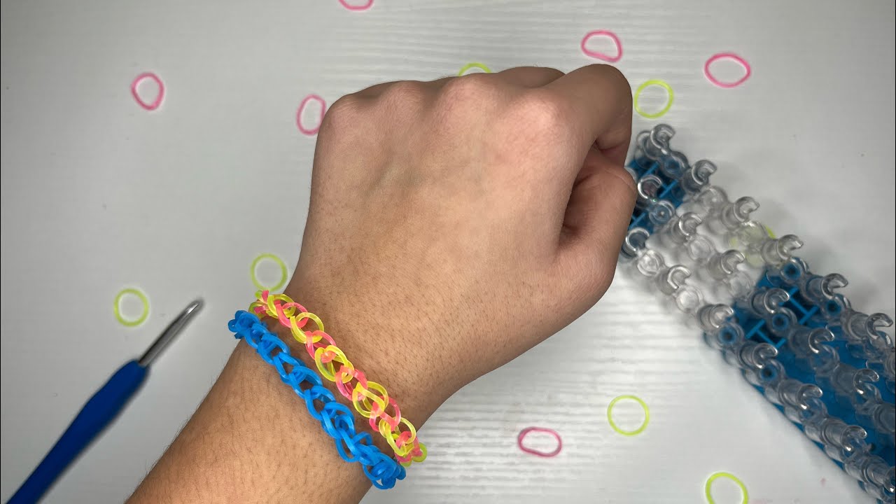 How to make a rubber band bracelet with a loom and hook!! 💛💙💗