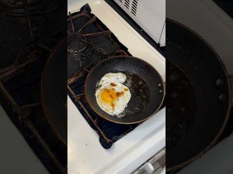 THE QUINTESSENTIAL OVEREASY EGG #shorts #cooking #egg