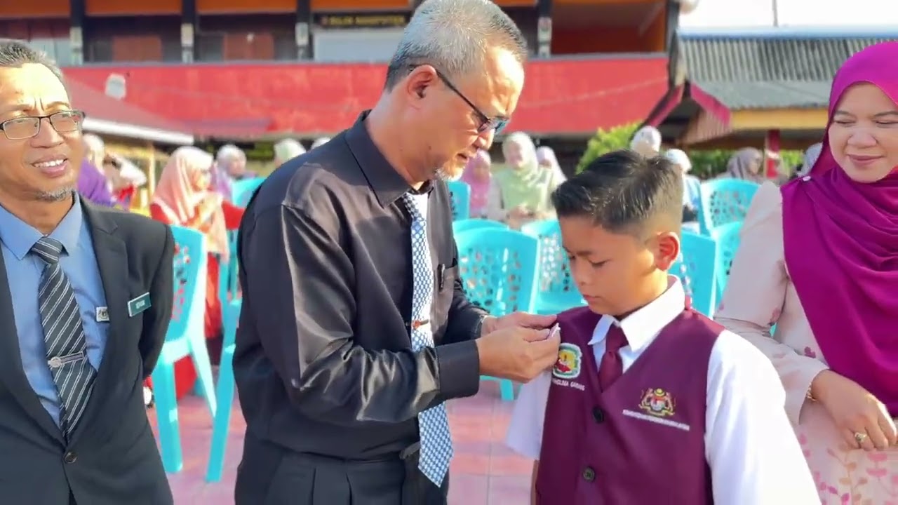 MAJLIS SIMBOLIK PEMAKAIAN LENCANA JALUR GEMILANG PADA PAKAIAN SERAGAM MURID SK TELOK PANGLIMA GARANG