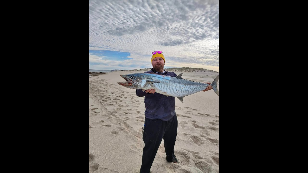 Big mackerel off the beach - Balloon fishing at its best 