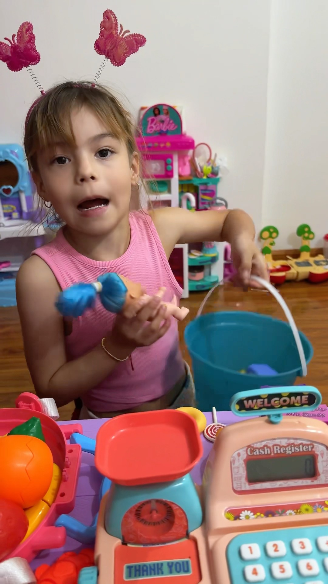 La vecina trajo la hija a la tienda y llora mucho y se lleva el mercado LA TEINDA DENDALL  #humor #c