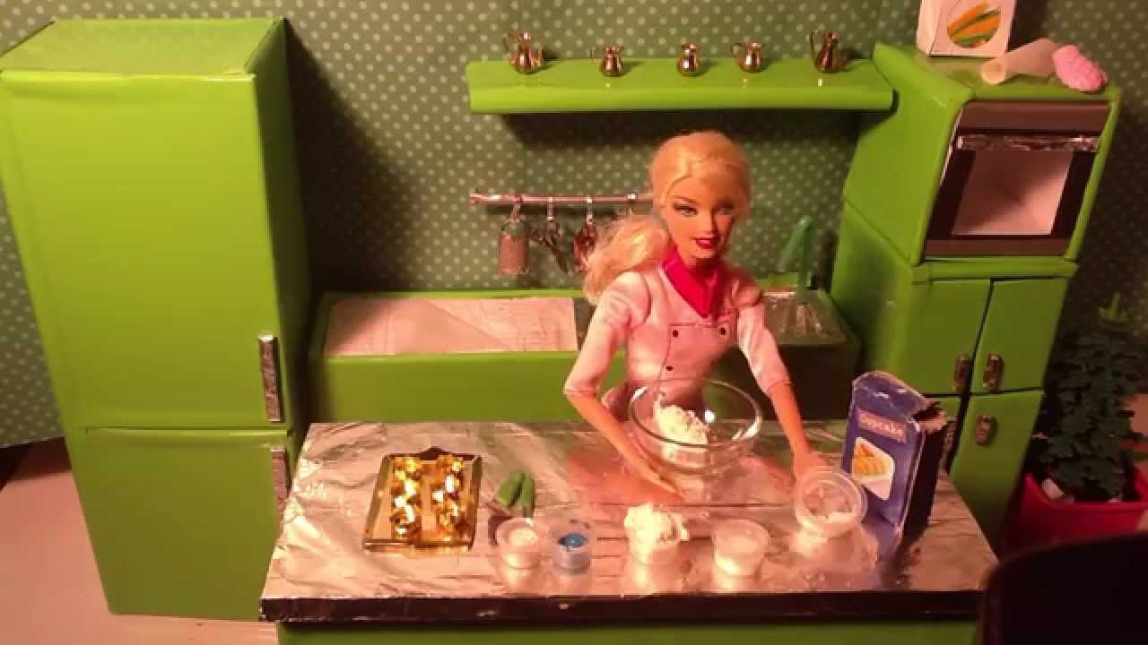 E5 - Barbie's Stop Motion Cooking Show - Barbie vs. Lego Figures