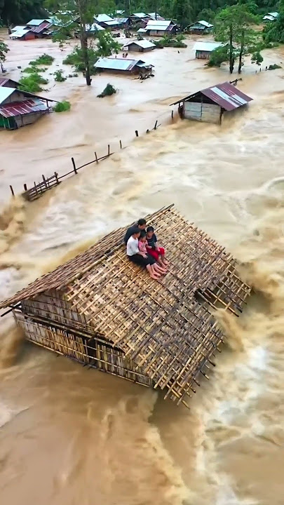 Suasana terjebak diatas rumah saat banjir bandang#s