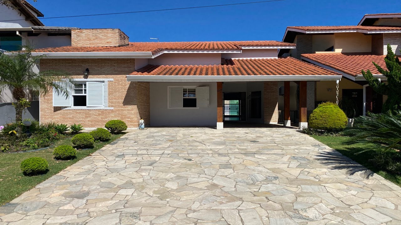 Casa com piscina e churrasqueira à venda no condomínio Bougainvillée III