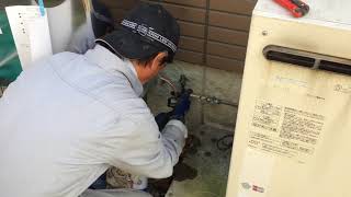 石油給湯器の交換：給油配管の切断と接続