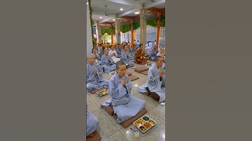 Nghi thức ăn cơm chánh niệm trong khóa tu Một Ngày Tỉnh Thức tại Tu viện Long Hưng