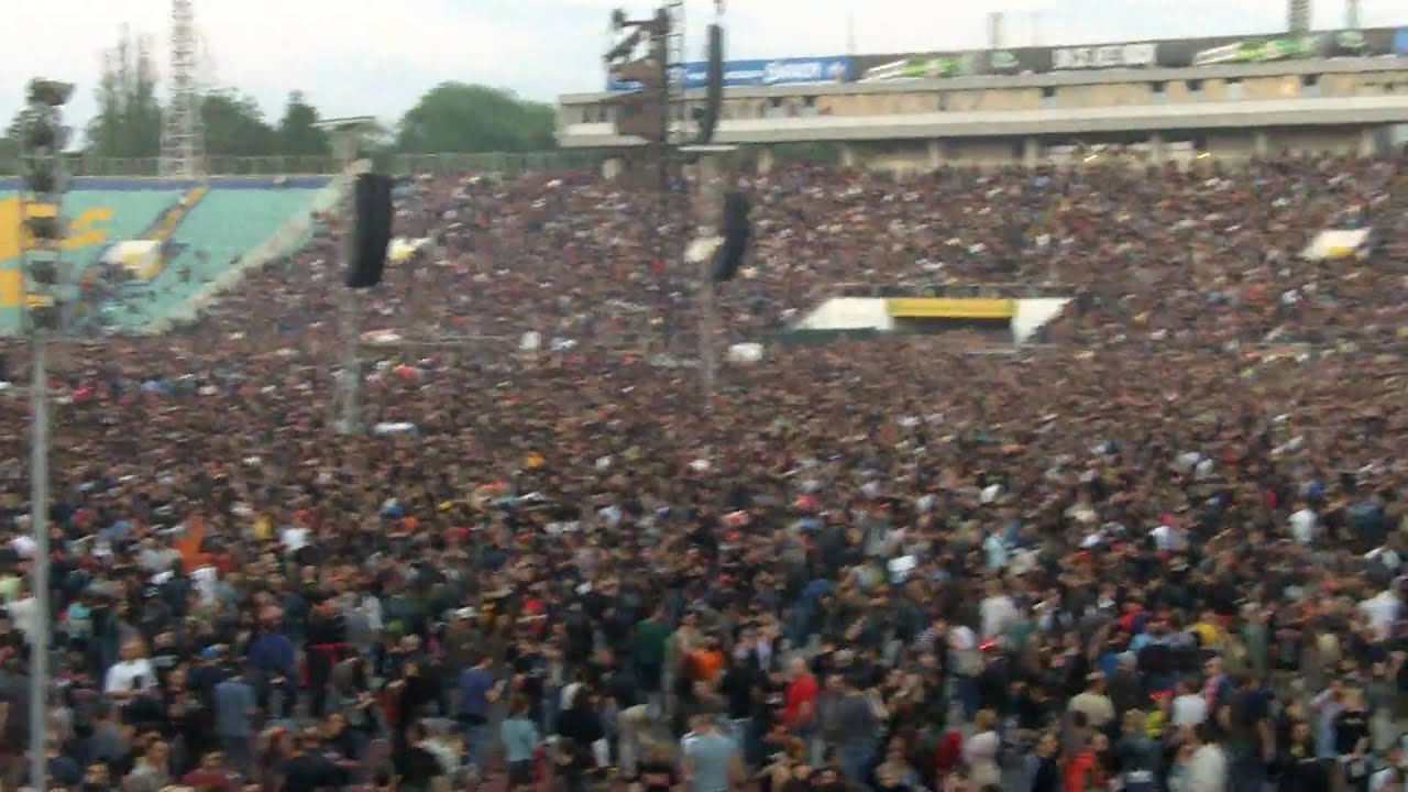 AC/DC Live In Sofia. The Crowd Before the Gig.High Definition - YouTube