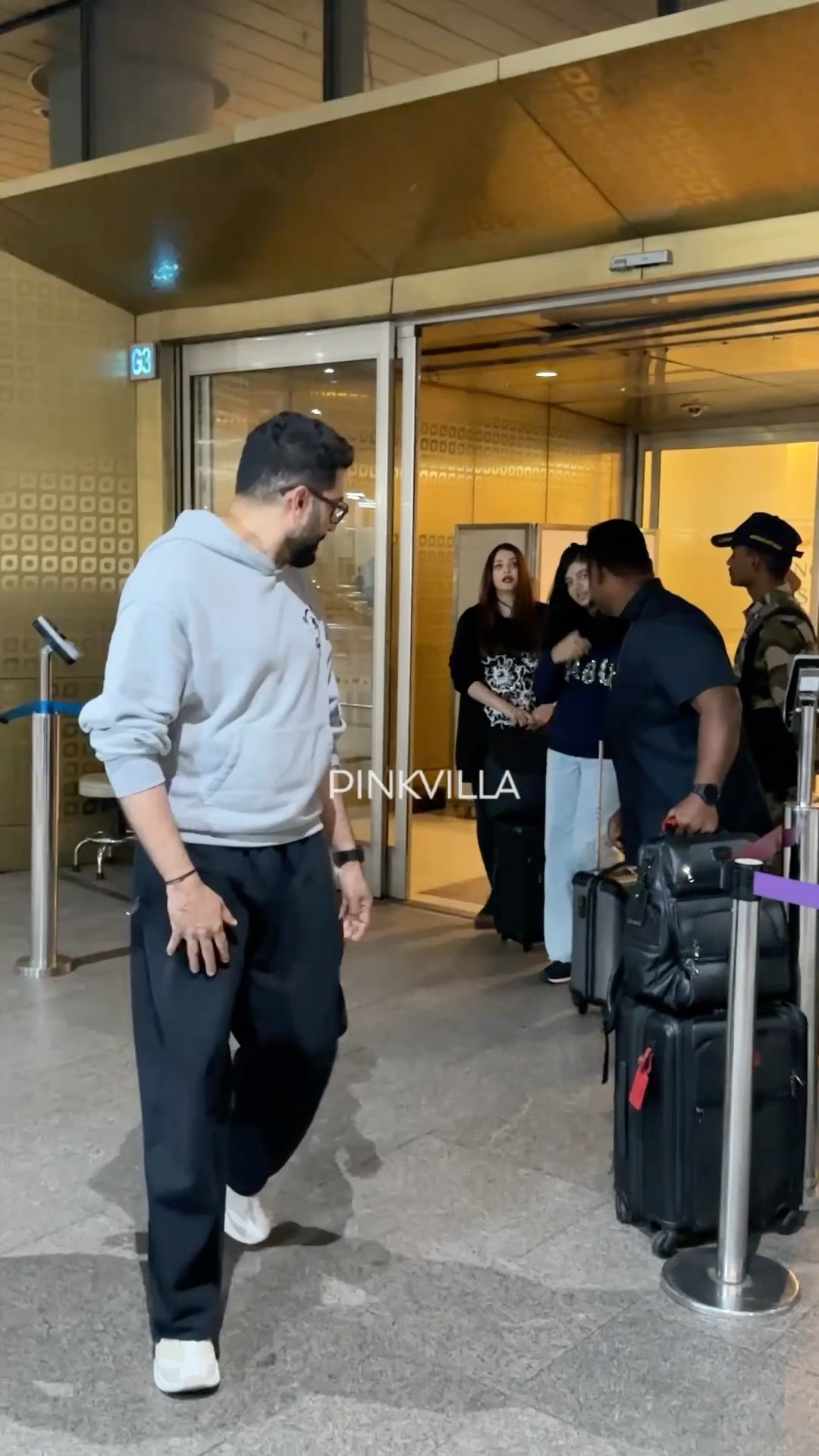 The way Abhishek Bachchan PROTECTS WIFE Aishwarya Rai \u0026 DAUGHTER Aaradhya? | #shorts #bollywood