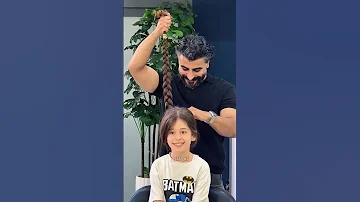 مصفف الشعر يحويل هذه الفتاة إلى صبي Shorts 