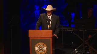 Alan Jackson Accepts Medallion