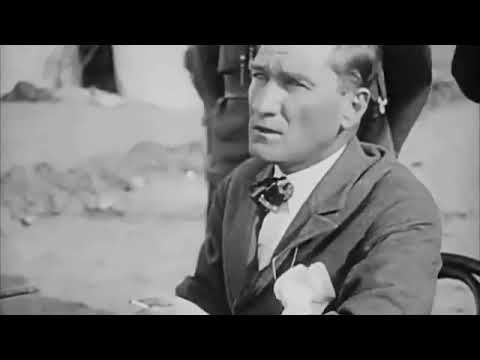 Atatürk Sigara İçerken