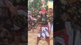 Asik Goyangannya short shorts short dance dancer soreng sorengan kudalumping jaranan