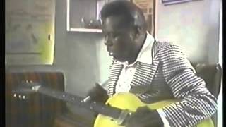 CEDELL DAVIS - toca la guitarra utlizando un cuchillo de mesa como slide (1982)