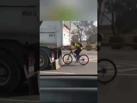 Велосипедист едет по трассе 80КМ/Ч🚳