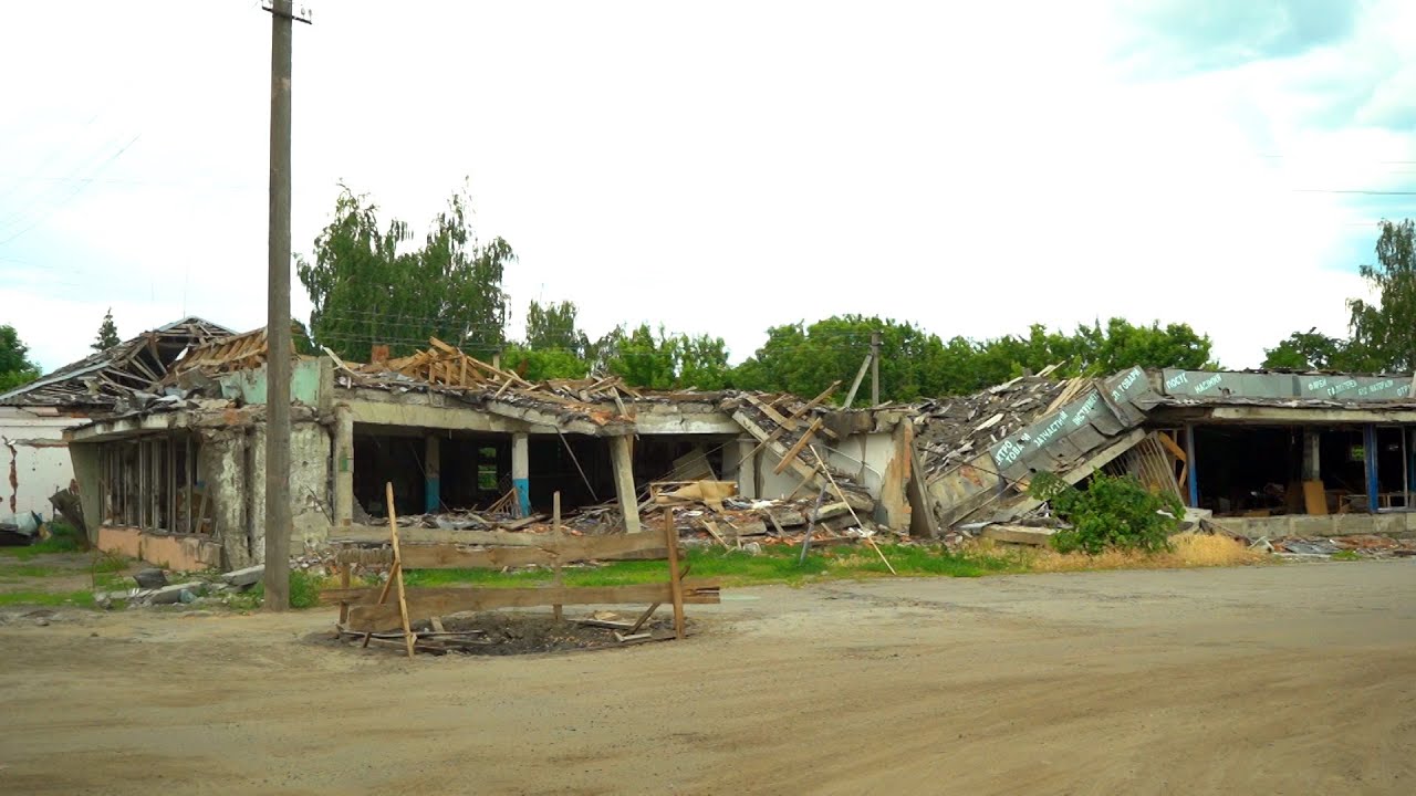 «Ми все відбудуємо»: у Боромлі, на Охтирщині, добробатівці розбирають завали зруйнованих будівель