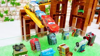 Various Cars minicars travel down Tomica's slope! At the end they jump into the green jelly water!
