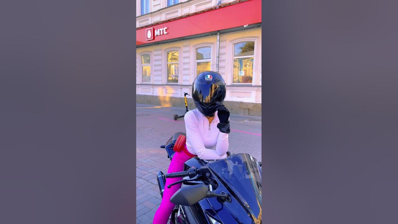 Ангелина Голуб на мотике