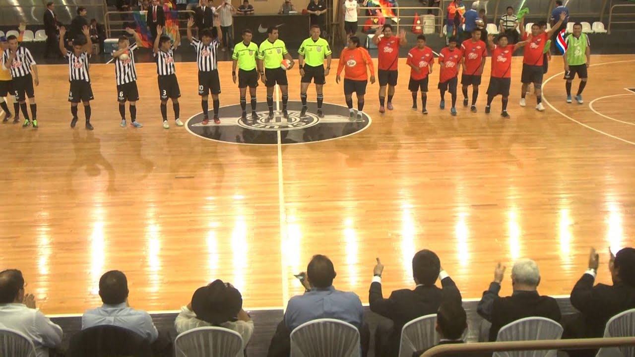 Evo Morales disputó un encuentro de fútbol en el Club Libertad - YouTube