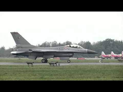 lamborghini-aventador-vs-f-16-fighting-falcon-hd