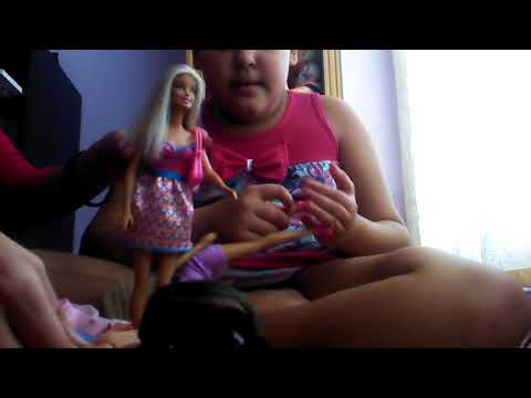 Mostrando eu brincando com minha irmã e as minhas bonecas