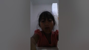 My daughter brush her teeth while video herself