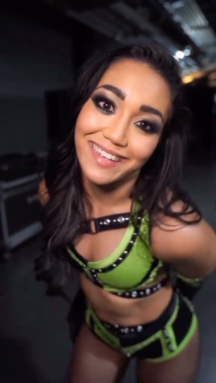 Roxanne Perez secures the final spot in the Women’s Elimination Chamber Match! ?⛓️ #WWEChamber