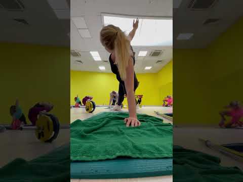 Как девочки выглядят секси на тренировке? 🤣 Я как смурфик выгляжу #спорт #красота #обзор