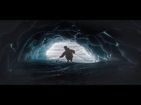 Markus Eder esquia en el interior de un glaciar (The Ultimate Run)