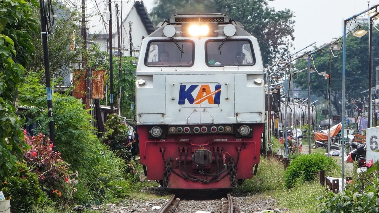 KERETA HARUS BLUSUKAN LEWAT JALUR SEMPIT MENUJU STASIUN SIDOTOPO !