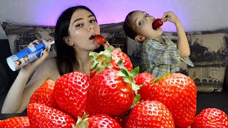 МУКБАНГ Клубника со сливками и шоколадом MUKBANG