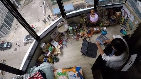 En Hong Kong, jóvenes habitan “nanoviviendas”