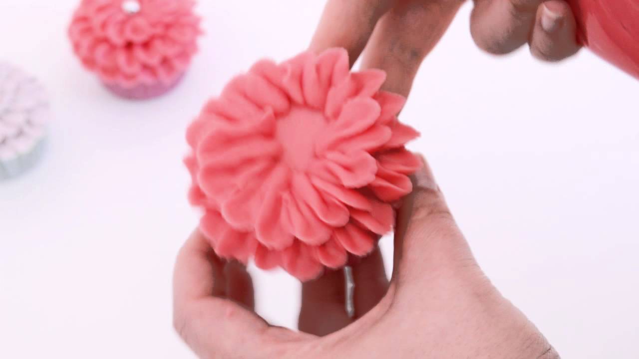 Chrysanthemum buttercream in a cupcake / Crisantemo de crema de