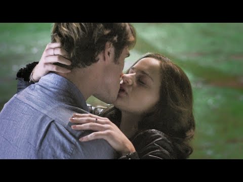 The Kissing Booth 2   Kiss Scene — Elle and Noah Joey King and Jacob Elordi