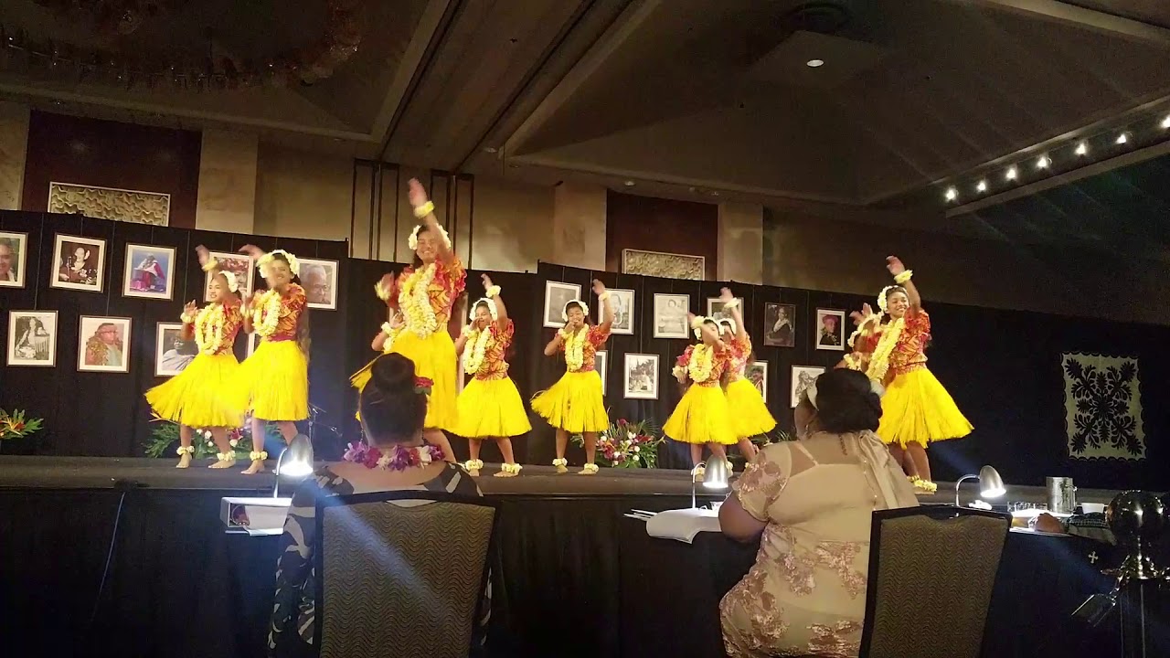 Hula Oni E 2017 Kaikamahine [Halau Na Mamo O Puʻuanahulu] 