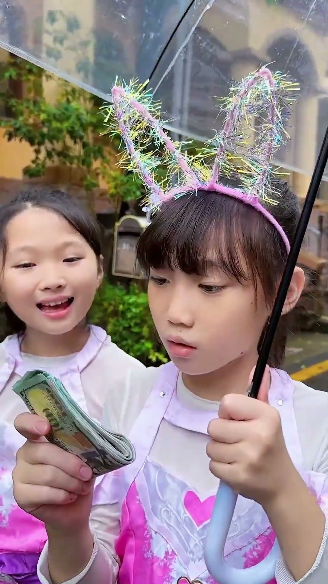 舞桐姐妹没钱买东西！竟然在地上捡到钱！  #斗罗大陆 #唐舞桐与唐老六 #小舞 #唐舞桐 #唐老六