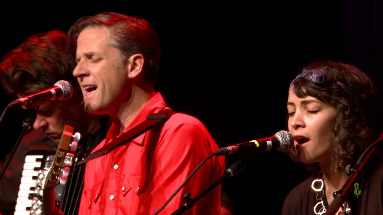 Calexico - Miles From The Sea (eTown webisode 
